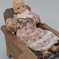 Porcelænsdukke gammel i kjole med blondekanter.